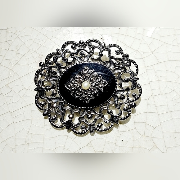 Victorian vintage silver faux onyx tiny pearl center filgree art deco brooch - Picture 1 of 5